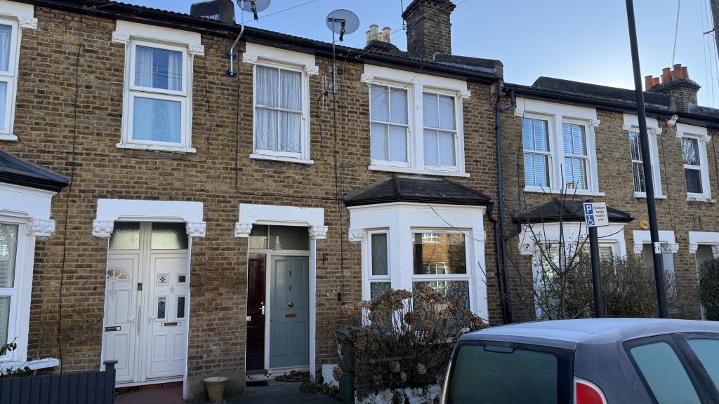 Lot: 3 - FREEHOLD RESIDENTIAL INVESTMENT - External image of building